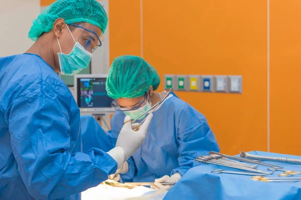 Медичний лікар або команда хірургії в операційній кімнаті з — стокове фото