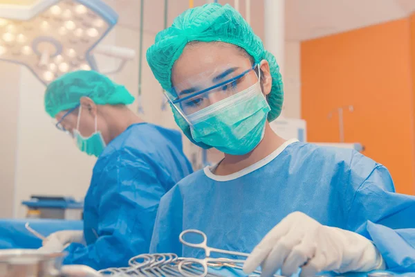 Médico médico o equipo de cirugía en la sala de operaciones con — Foto de Stock