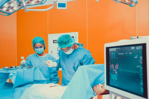 Médico médico o equipo de cirugía en la sala de operaciones con — Foto de Stock