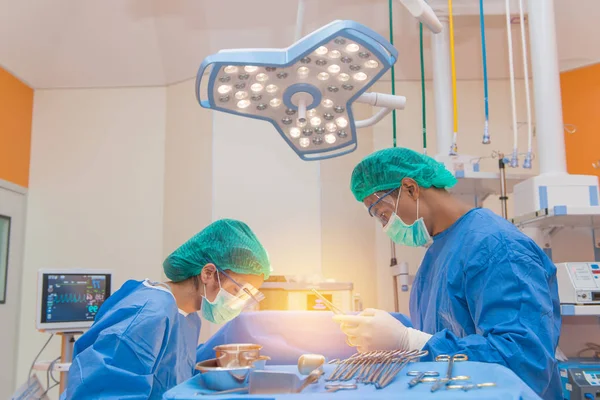 Médico médico o equipo de cirugía en la sala de operaciones con — Foto de Stock