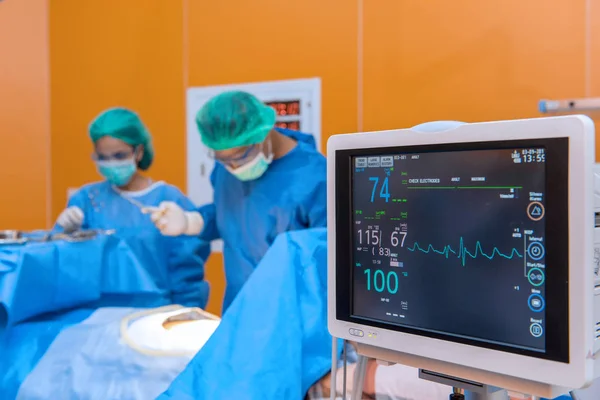 Desfibrilador con médico médico o equipo de cirugía en I — Foto de Stock