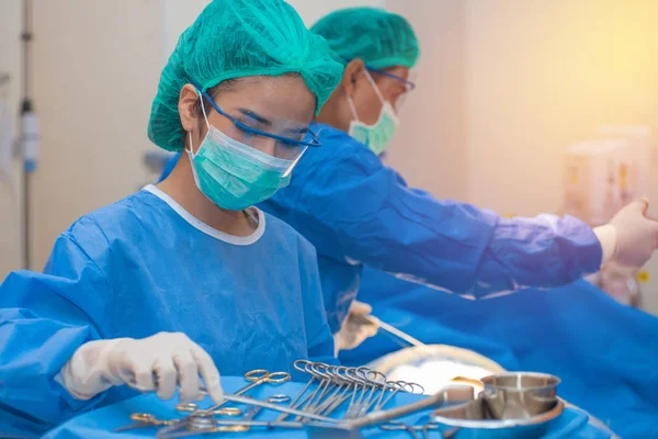 Médico médico o equipo de cirugía en la sala de operaciones con — Foto de Stock