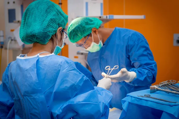 Médico médico o equipo de cirugía en la sala de operaciones con — Foto de Stock