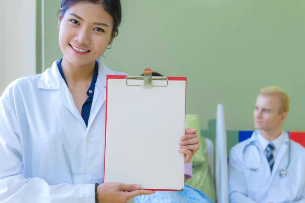 空白の広告スペースを持つ医師女性をクリップボード — ストック写真
