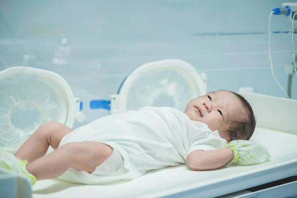 Newborn baby girl get the light therapy inside incubator at hosp — Stock Photo, Image