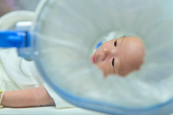 Bebê recém-nascido menina obter a terapia de luz dentro incubadora em hosp — Fotografia de Stock