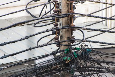 Şehrin elektrik direğindeki kablolar ve kablolar birbirine karıştı.