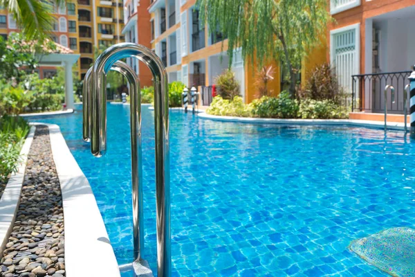 Piscine Bleue Hôtel Avec Escalier — Photo