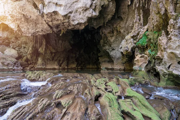 Tourists enjoy adventure in Lam Khlong Ngu cave at National Park — Stock Photo, Image