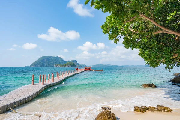 Piękna tropikalna plaża morze i piasek w Andaman Sea Tajlandii — Zdjęcie stockowe