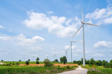 Rüzgar türbini yenilenebilir enerji kaynağı Mavi gökyüzü ile yaz