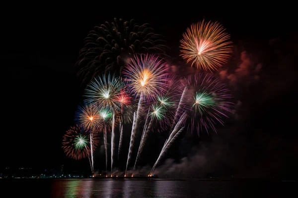 五颜六色的烟花,在夜晚与庆祝活动 — 图库照片