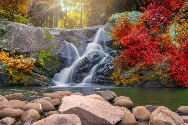 Scena di cascata al parco nazionale Phu Soi Dao a Uttaradit provin — Foto Stock