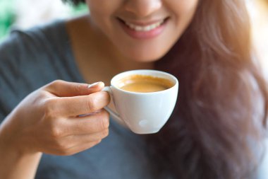 Kahve kafede espresso içen bir kadın.