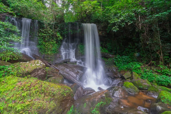 Scène de cascade à Rom Klao Pharadon Cascades en forêt tropicale T — Photo