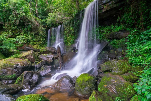 Air terjun adegan di Rom Klao Pharadon Air terjun di hutan hujan T — Stok Foto