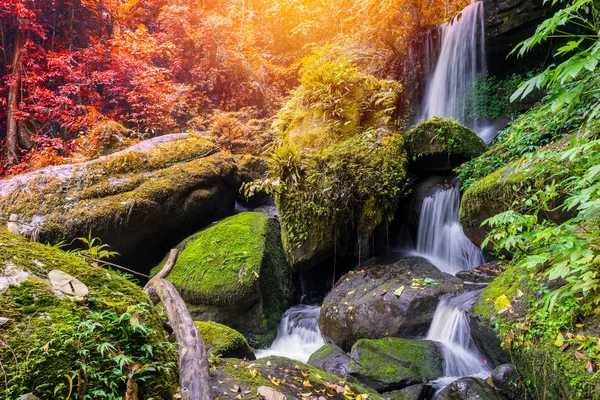 Wasserfall-Szene bei den rom klao pharadon Wasserfällen im Regenwald — Stockfoto