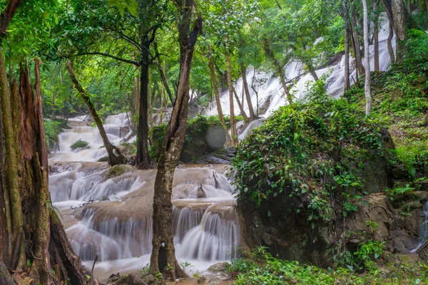 Scène de cascade à Pha Tad Cascades en forêt tropicale au Khue — Photo