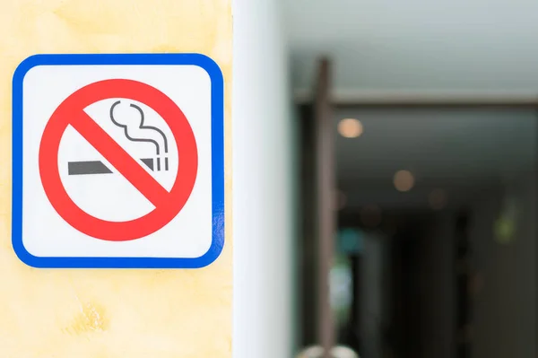 公寓楼水泥墙上的禁烟标志 — 图库照片