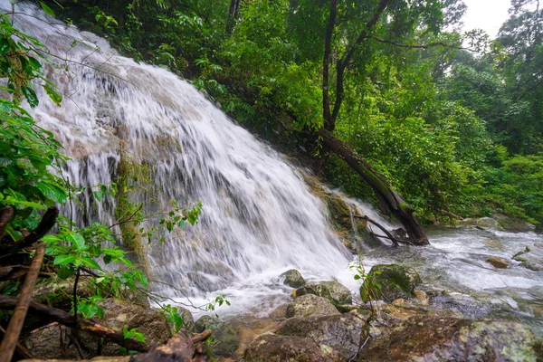 Водопад PiTuGro часто называют водопадом в форме сердца. — стоковое фото