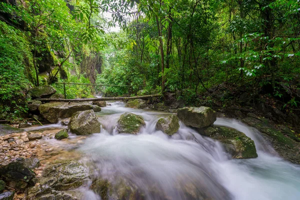 Pitugro vattenfall kallas ofta hjärtformade vattenfall UM — Stockfoto