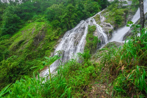 PiTuGro cascada a menudo se llama el corazón en forma de cascadas Um —  Fotos de Stock