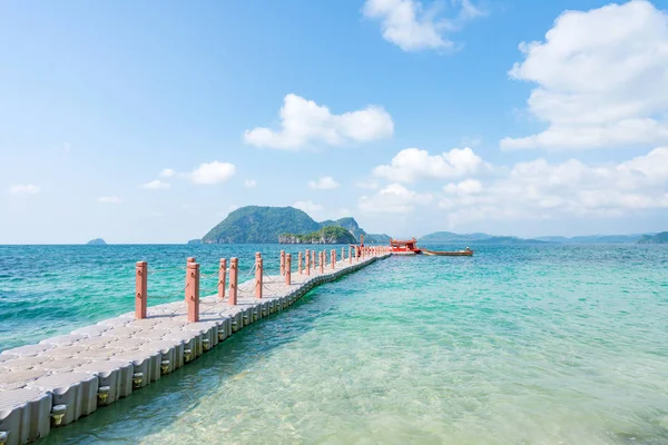 Vacker tropisk strand hav och sand i Andamansjön Thailand — Stockfoto