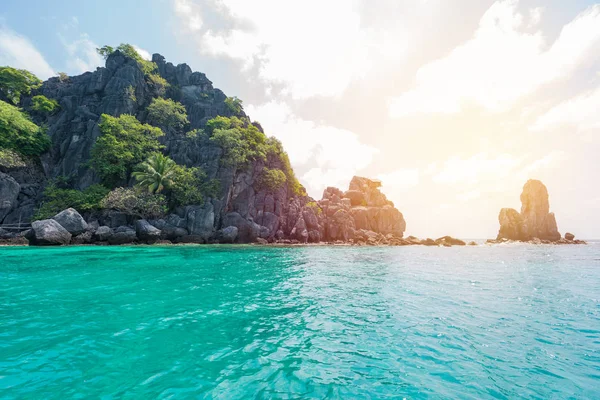 Île dans les eaux tropicales à la mer d'Andaman Thaïlande — Photo