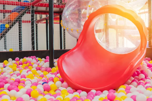 Diapositiva de plástico con bolas de colores para el patio del niño —  Fotos de Stock