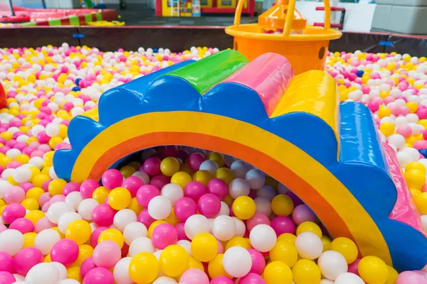 Zona de juegos cubierta con bolas de colores y en la zona infantil —  Fotos de Stock