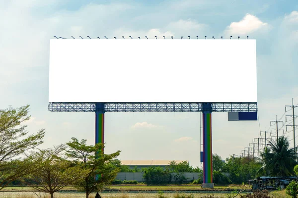 Große weiße Plakatwand bereit für neue Werbung — Stockfoto