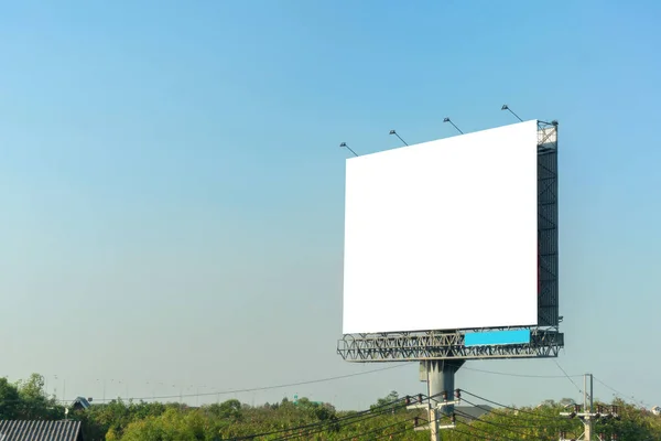 Skylt tom på väg i staden för reklam bakgrund — Stockfoto