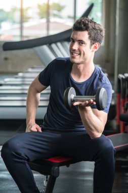 Spor salonu egzersiz halter kaldırma eğlenceli yaşam tarzı eğlenceli adam