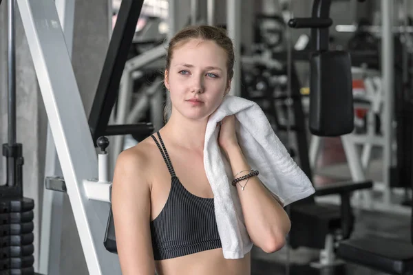 Esportes mulher cansada após o exercício limpa o suor no rosto na aptidão — Fotografia de Stock