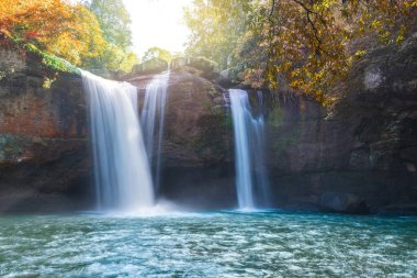 Ormanda güneş ışığıyla güzel bir şelale, Haew Suwat Waterfal