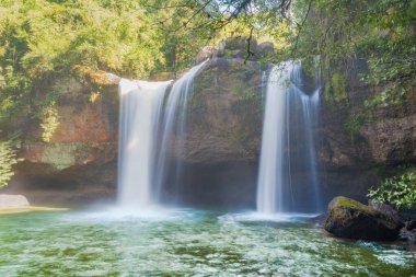 Ormanda güneş ışığıyla güzel bir şelale, Haew Suwat Waterfal