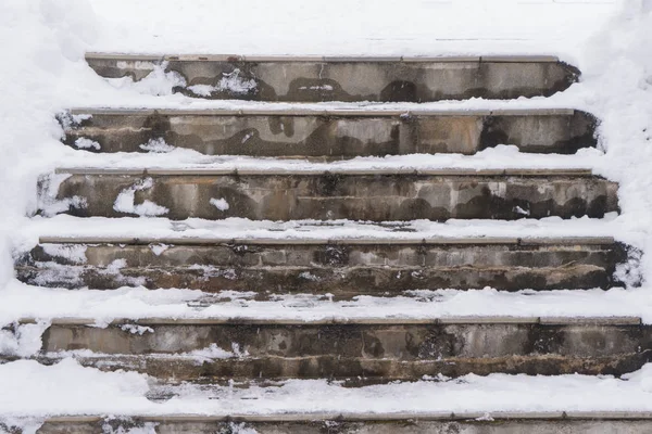 Escadaria na rua na neve e degraus marcados com neve w — Fotografia de Stock
