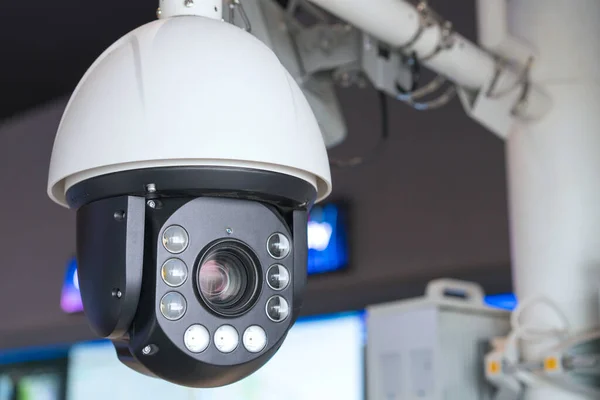 Камера видеонаблюдения внутри здания для защиты от преступлений — стоковое фото