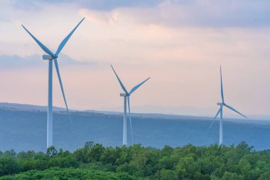 Rüzgar türbini yenilenebilir enerji kaynağı yaz mevsiminde orman dağlarında peyzaj enerji nakil ekipmanları doğal ortamda.