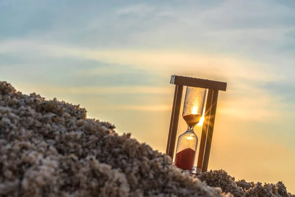 Χρόνος Έννοια Hourglass Στην Αμμώδη Παραλία Καλοκαίρι Φόντο Θάλασσα — Φωτογραφία Αρχείου