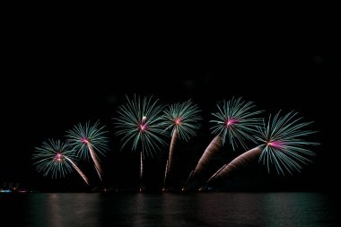 Geceleyin çeşitli renklerde renkli havai fişekler ve kutlama ve yıldönümü konsepti..