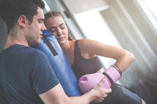 Bonito Homem Bela Mulher Esportes Luvas Boxe Perfurando Sacos Exercício — Fotografia de Stock