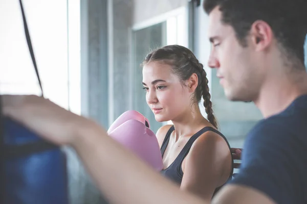 Bonito Homem Bela Mulher Esportes Luvas Boxe Perfurando Sacos Exercício — Fotografia de Stock