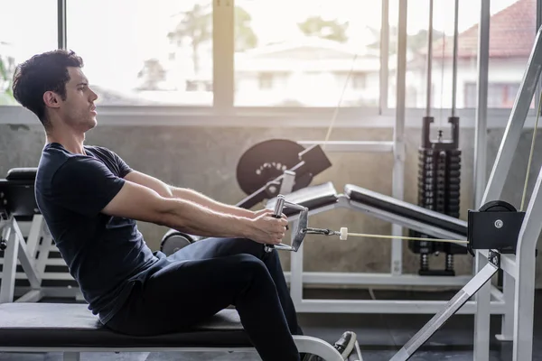 Hombre Guapo Bajando Peso Máquina Fitness Hacer Ejercicio Gimnasio —  Fotos de Stock