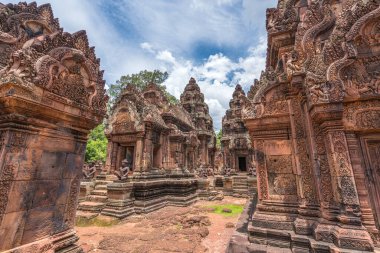 Banteay Srei kale veya Banteaysrei Khmer tapınakta Angkor, siem biçmek Kamboçya.