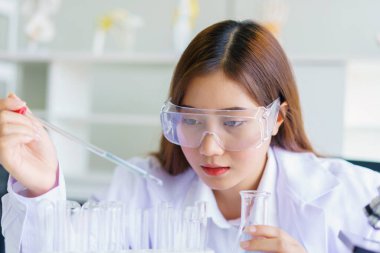 COVID 19 enfeksiyonlu numuneler için vakum tüpleri olan doktor ve mikrobiyolog laboratuarda atipik pnömoni virüsü.