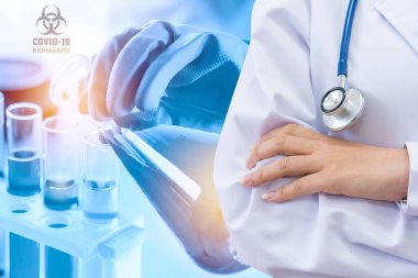 COVID-19 veya Coronavirus enfeksiyonu için vakum tüpleri olan doktor ve mikrobiyolog laboratuarda atipik pnömoni virüsü..