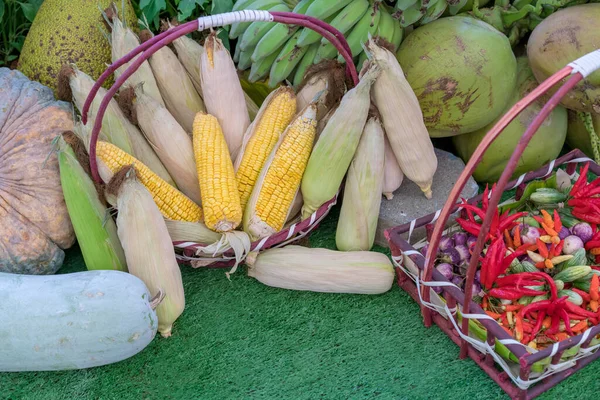 Sepetinde Organik Gıda Bulunan Çeşitli Çiğ Sebzeler — Stok fotoğraf