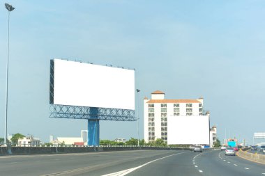 İlan panosu reklam arkaplanı için yolda boş.