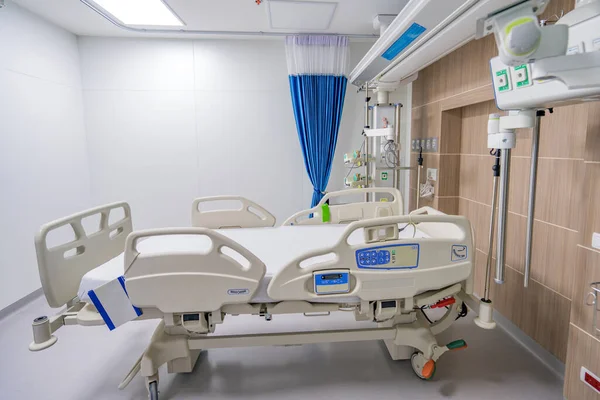 Cama Paciente Ajustable Vacía Habitación Del Hospital Para Tratamiento Médico — Foto de Stock